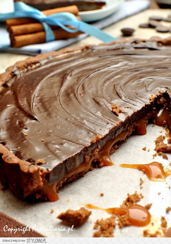 Шоколадный тарт. Карамельный ганаш. Шоколадный ганаш десерт. Пирок с карамелью и шоколадом. Шоколадно Карамельный десерт.